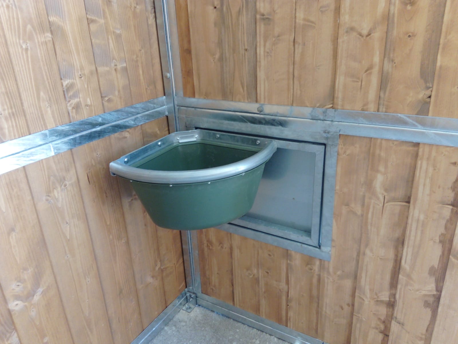 Mangiatoia Angolare in PVC 24L